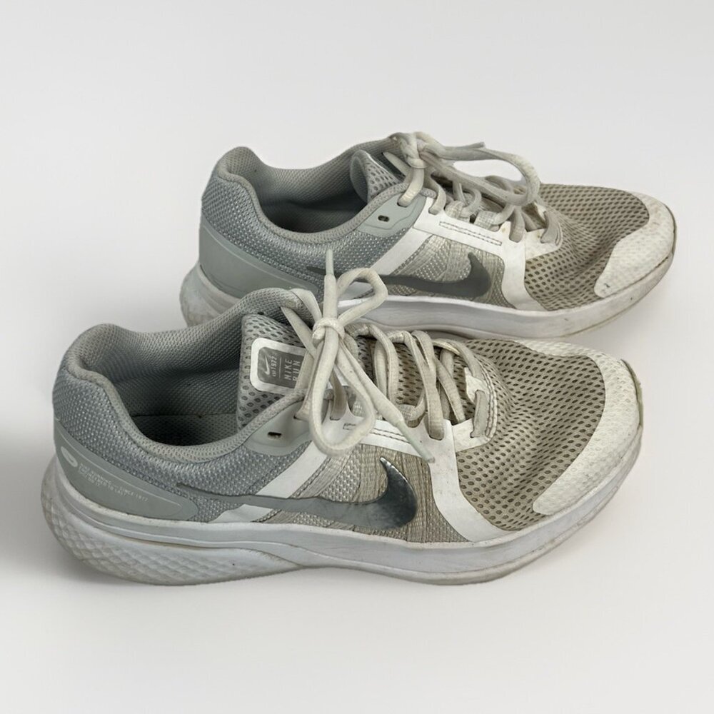 Nike Womens Run Swift 2 Running Womens 9 White Metallic Silver Shoe